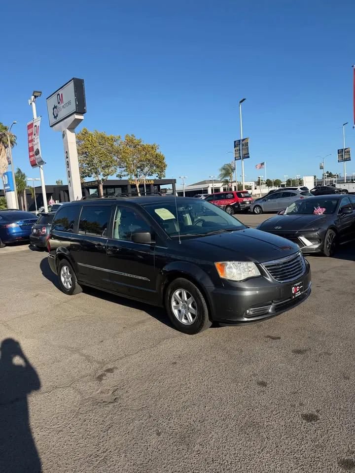 Used 2012 Chrysler Town & Country Touring w/ Entertainment Group #1 FWD image 3