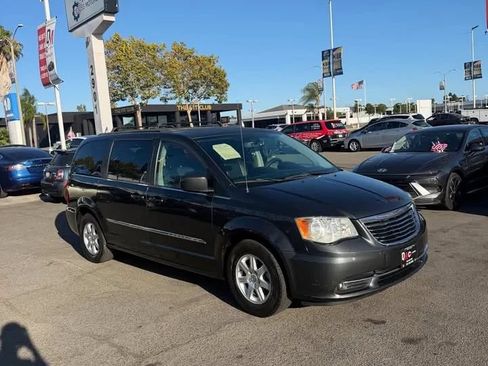 Used 2012 Chrysler Town & Country Touring w/ Entertainment Group #1 FWD image 3