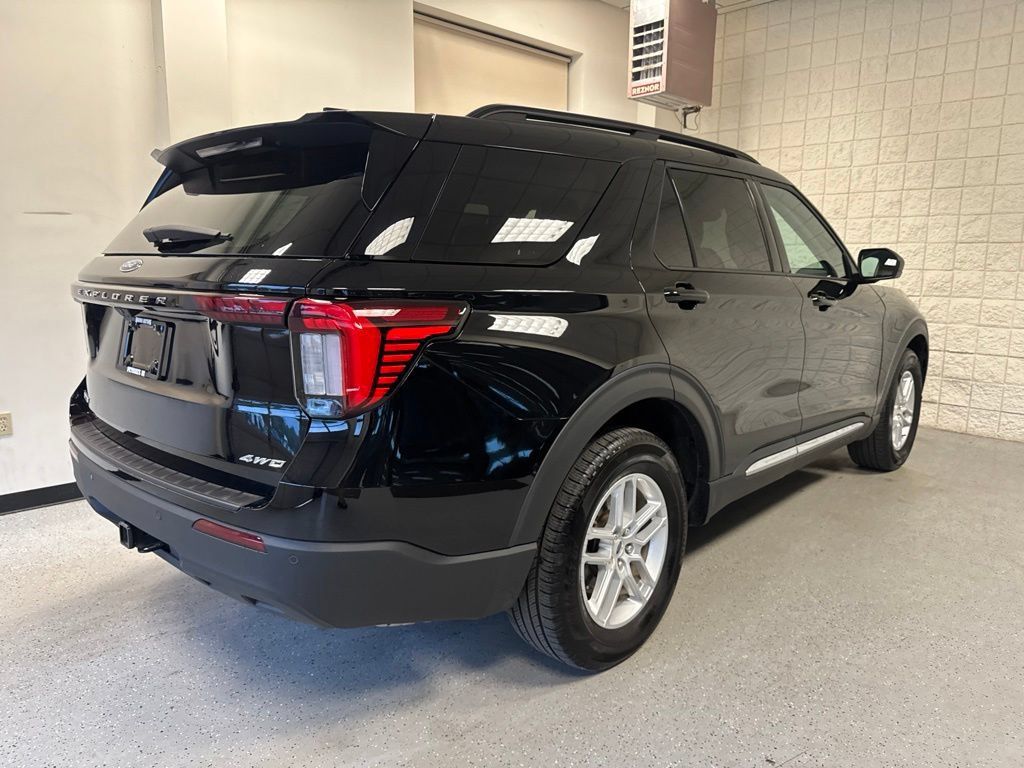 Used 2025 Ford Explorer Active AWD/4WD image 43