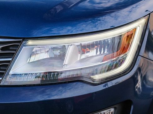 Used 2017 Ford Explorer XLT w/ Equipment Group 202A image 5