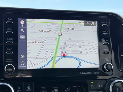 Used 2022 Toyota Highlander XLE image 26