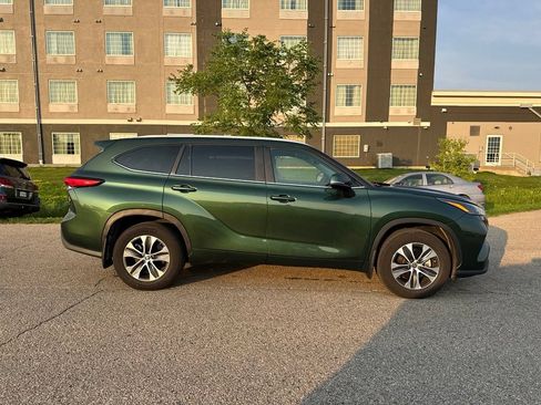 Used 2023 Toyota Highlander XLE FWD image 14