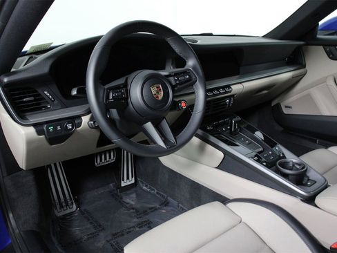 Used 2025 Porsche 911 Carrera image 4