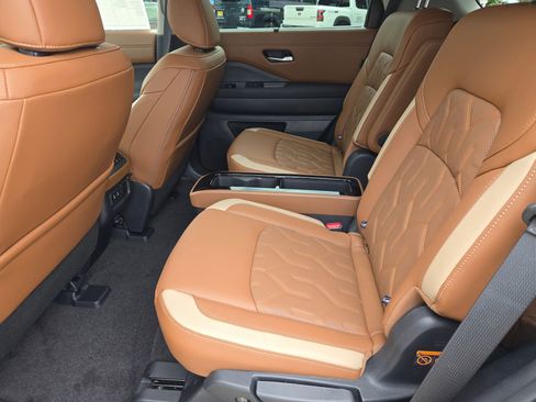 New 2026 Nissan Pathfinder Platinum FWD image 12