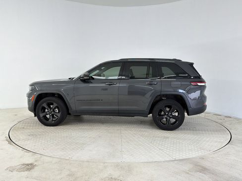 Used 2023 Jeep Grand Cherokee Altitude AWD/4WD image 2