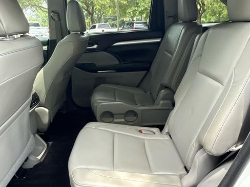 Used 2018 Toyota Highlander XLE FWD image 11