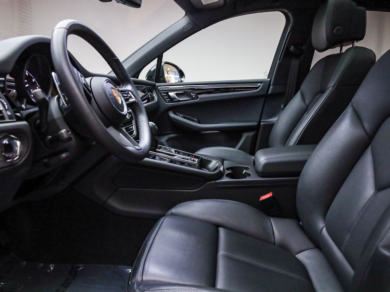 Certified 2025 Porsche Macan AWD/4WD image 17