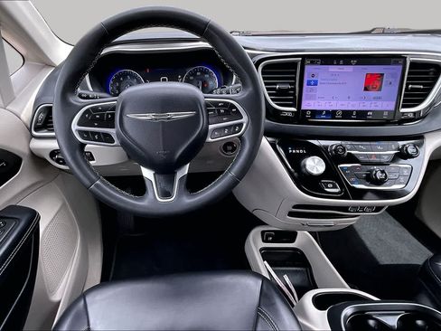 Used 2023 Chrysler Pacifica Touring-L FWD image 6