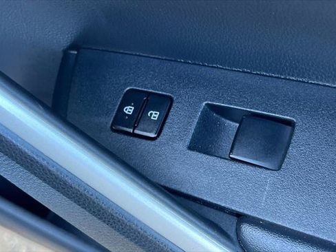 Used 2025 Toyota Corolla Cross XLE FWD image 21