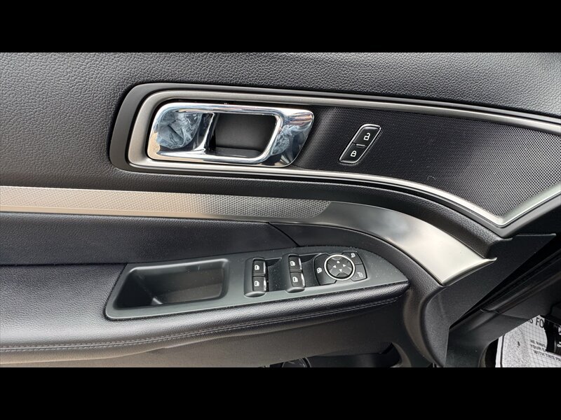 Used 2018 Ford Explorer XLT w/ Equipment Group 201A AWD/4WD image 15