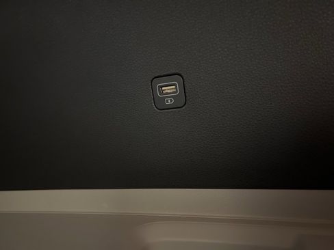 Used 2023 Kia Carnival LX image 28