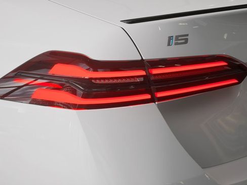 New 2026 BMW i5 image 8