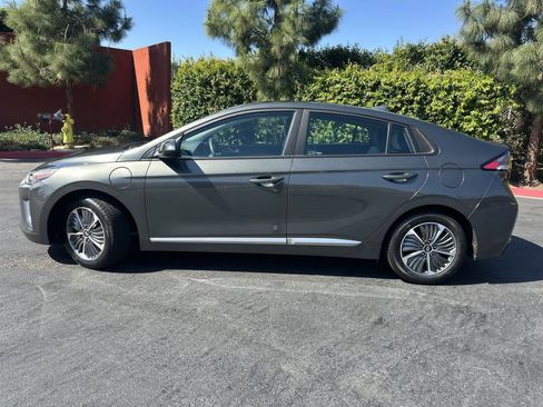 Used 2022 Hyundai Ioniq SE image 3