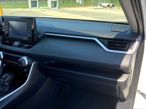 Used 2022 Toyota RAV4 XLE FWD image 18