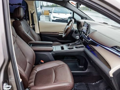 Used 2024 Toyota Sienna Platinum AWD/4WD image 21