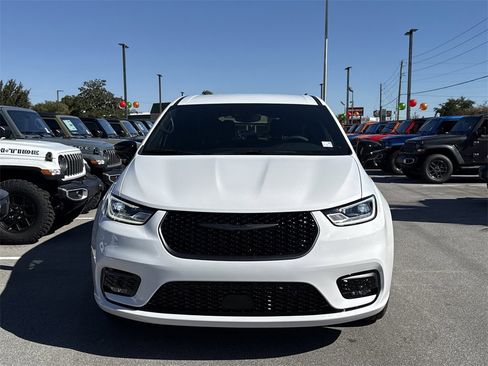 New 2026 Chrysler Pacifica Select image 10