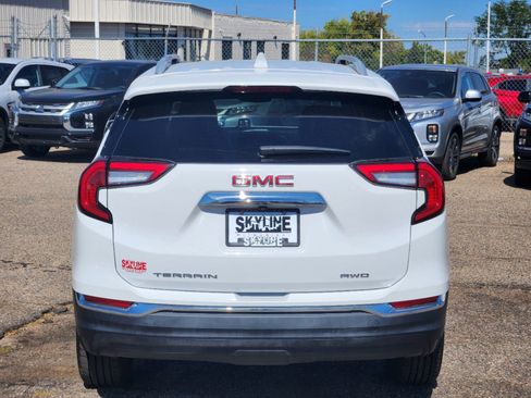 Used 2024 GMC Terrain SLT image 12