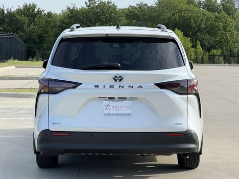 Used 2025 Toyota Sienna XLE FWD image 5