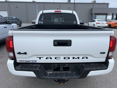 Used 2022 Toyota Tacoma SR5 AWD/4WD image 5