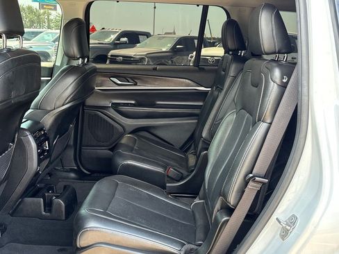 Used 2023 Jeep Grand Cherokee L Limited w/ Luxury Tech Group II AWD/4WD image 8