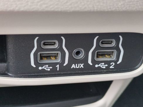 Used 2024 Chrysler Pacifica Touring-L FWD image 24