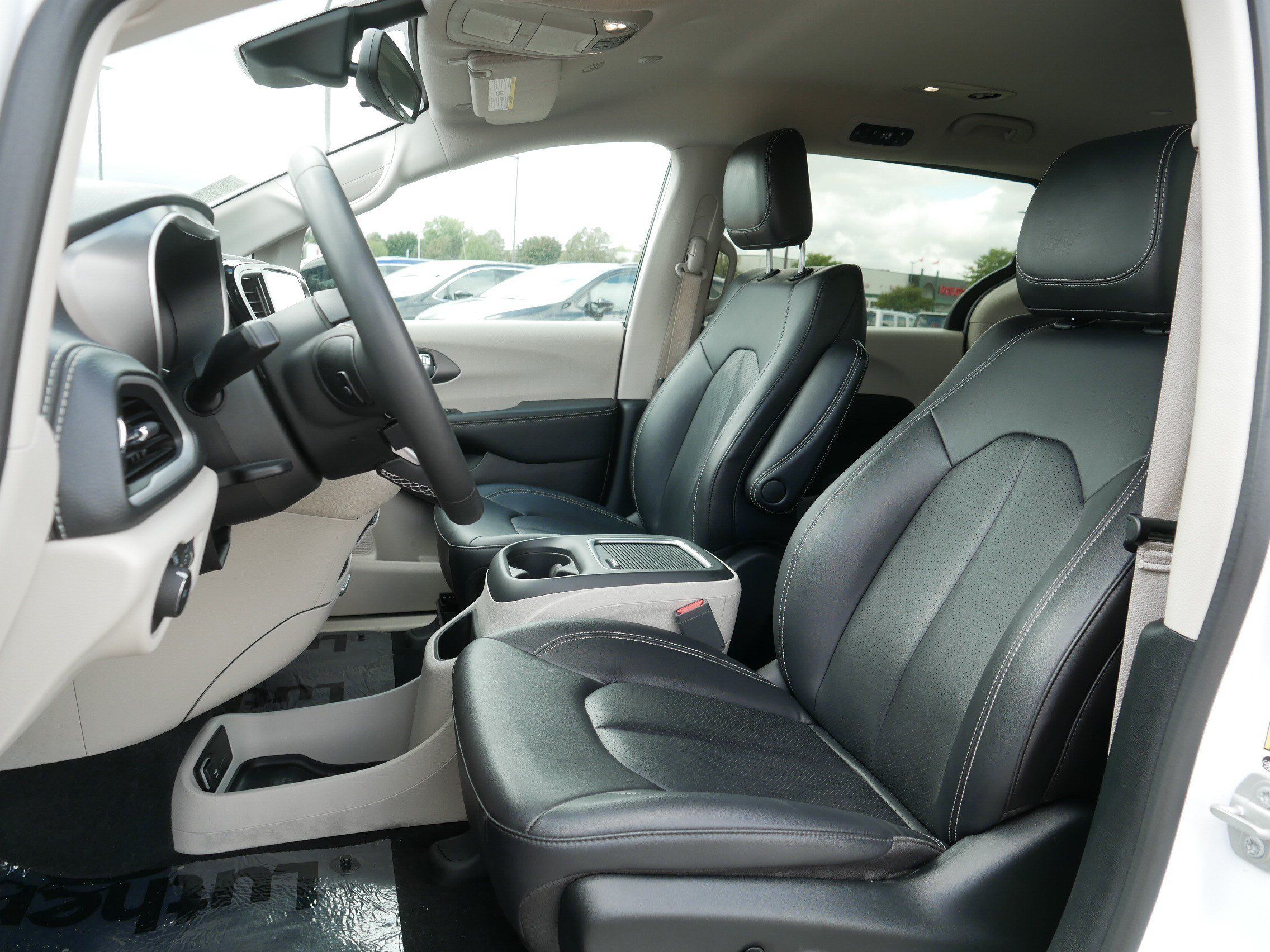 Used 2024 Chrysler Pacifica Limited FWD image 33