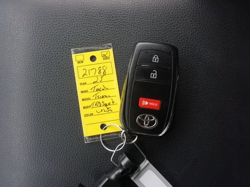 Used 2025 Toyota Tacoma TRD Sport AWD/4WD image 32