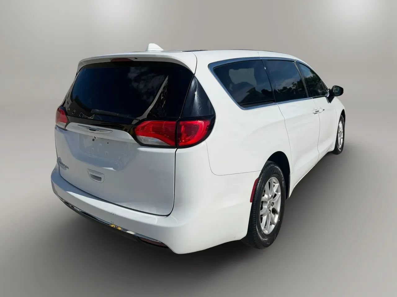 Used 2017 Chrysler Pacifica Touring Plus w/ Security Group FWD image 7