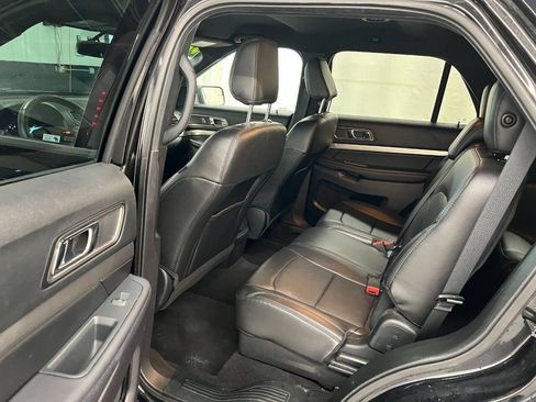 Used 2018 Ford Explorer XLT w/ Equipment Group 202A AWD/4WD image 9