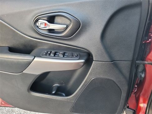 Certified 2019 Jeep Cherokee Latitude Plus w/ Comfort/Convenience Group image 21