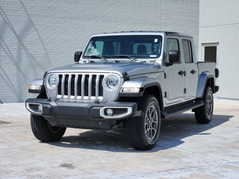 Used 2020 Jeep Gladiator Overland AWD/4WD image 4