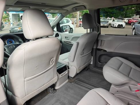 Used 2017 Toyota Sienna XLE w/ XLE Navigation Package FWD image 41