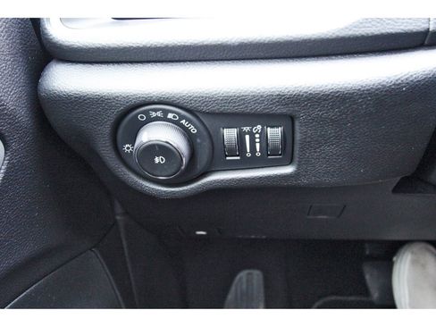 Used 2024 Chrysler Pacifica Limited FWD image 19