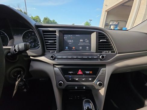 Used 2017 Hyundai Elantra SE FWD image 9