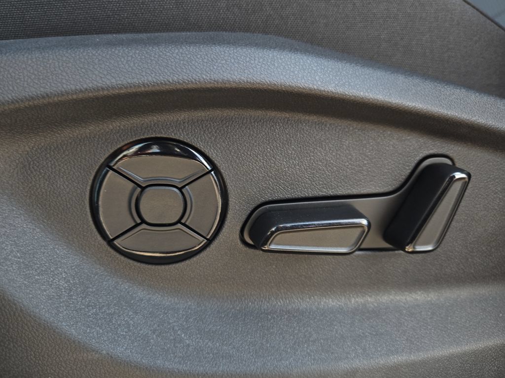 Used 2025 Volkswagen Tiguan SE FWD image 20