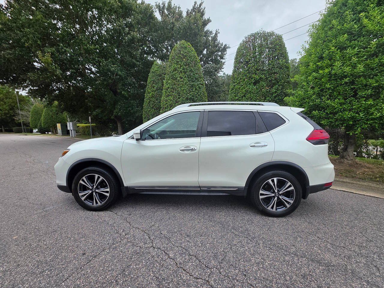 Used 2017 Nissan Rogue SL w/ SL Premium Package AWD/4WD image 2