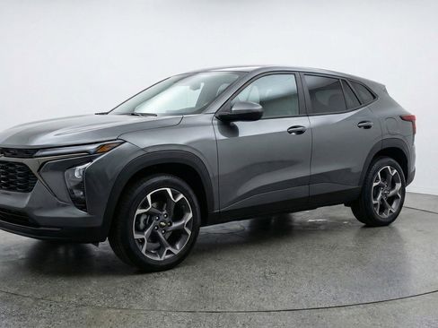 Used 2025 Chevrolet Trax LT image 3