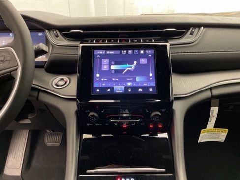 New 2025 Jeep Grand Cherokee L Altitude image 10