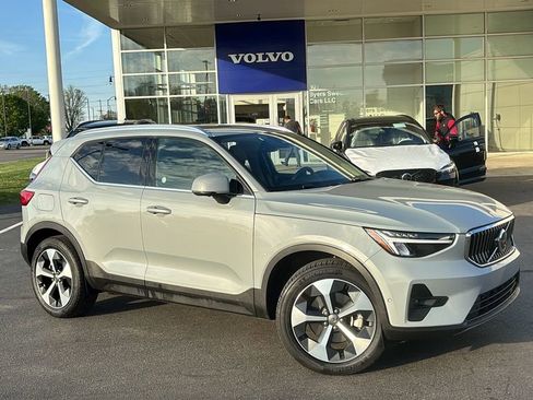 Certified 2025 Volvo XC40 B5 Plus AWD/4WD image 2