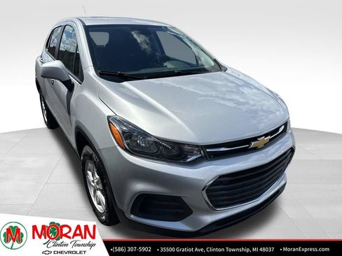 Used 2022 Chevrolet Trax LS w/ Tint and Cruise Package AWD/4WD image 2