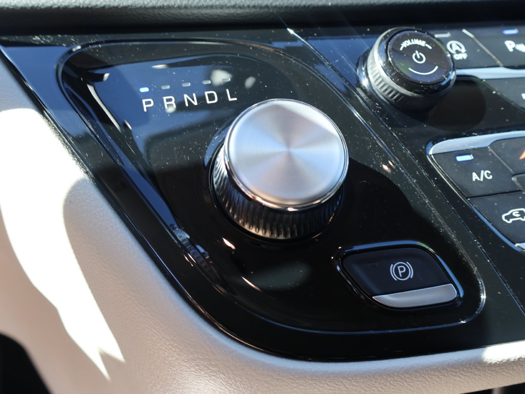 Used 2023 Chrysler Pacifica Touring-L FWD image 29