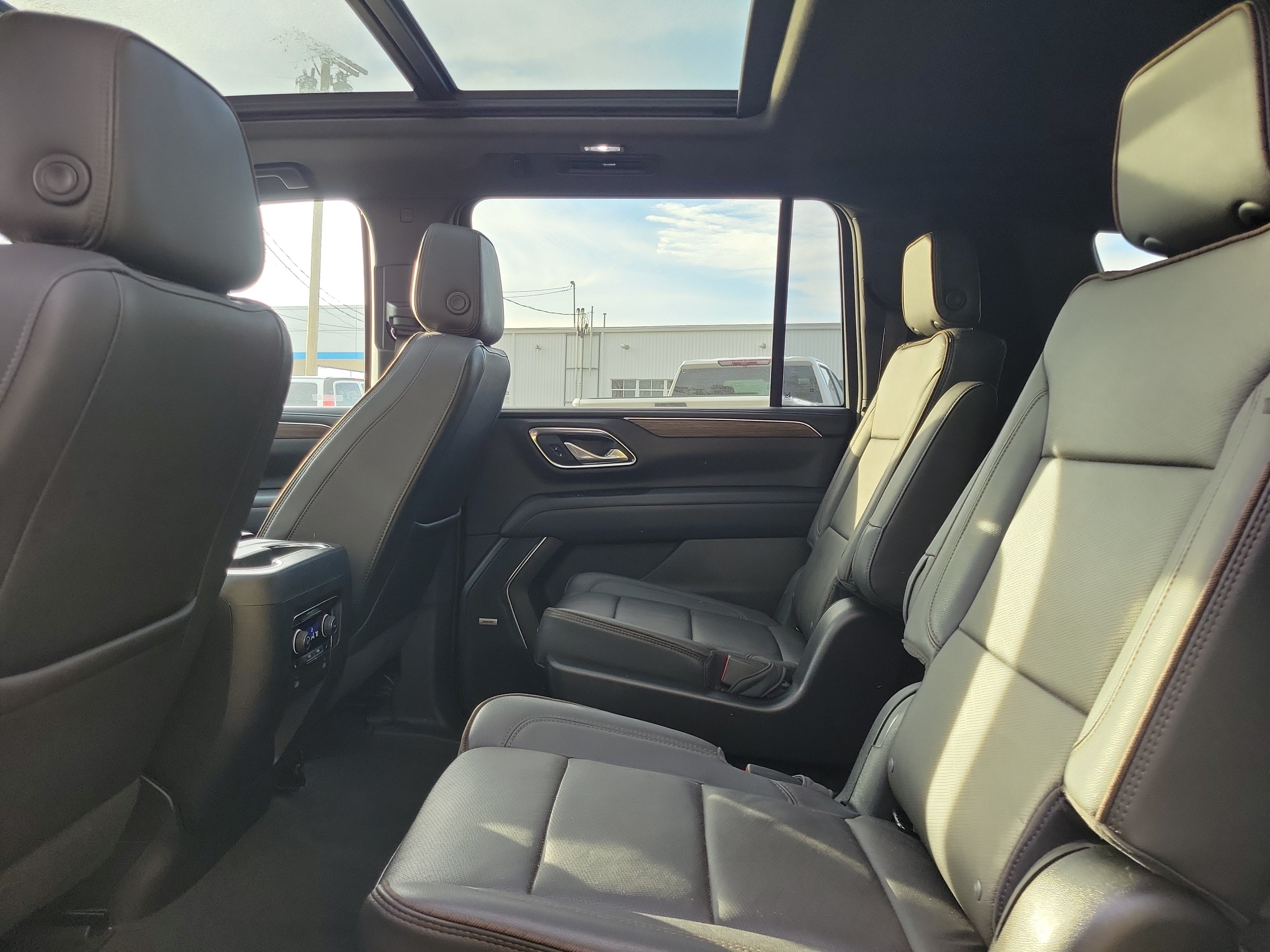 Used 2023 Chevrolet Suburban High Country AWD/4WD image 11