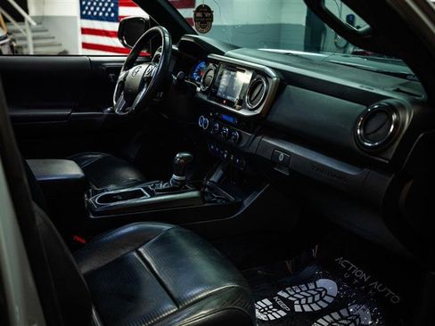 Used 2019 Toyota Tacoma TRD Off-Road AWD/4WD image 12