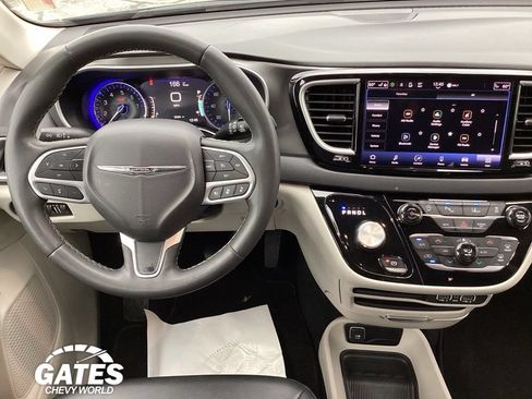 Used 2024 Chrysler Pacifica Touring-L FWD image 18