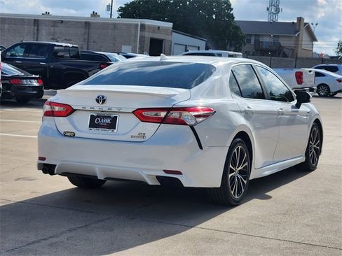 Used 2020 Toyota Camry SE w/ Sunroof Package FWD image 15