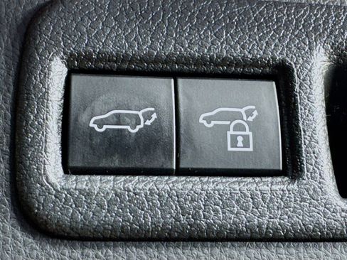 Used 2021 Toyota Venza Limited image 32