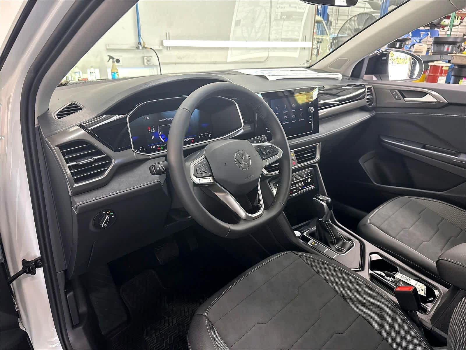 New 2027 Volkswagen Taos SE FWD image 7