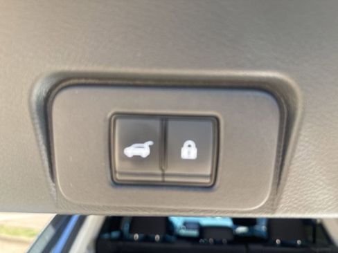 Used 2024 Nissan Rogue SV image 32