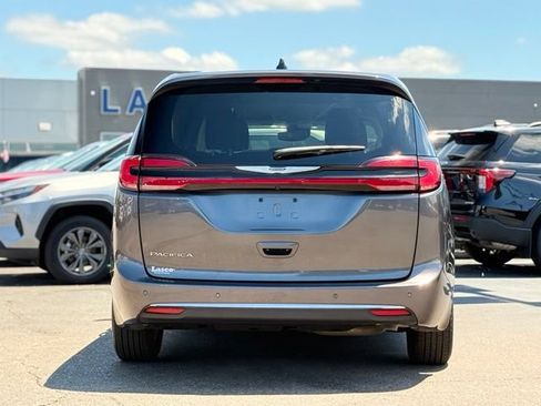 Used 2023 Chrysler Pacifica Touring-L FWD image 40