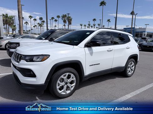 Used 2025 Jeep Compass Latitude AWD/4WD image 1